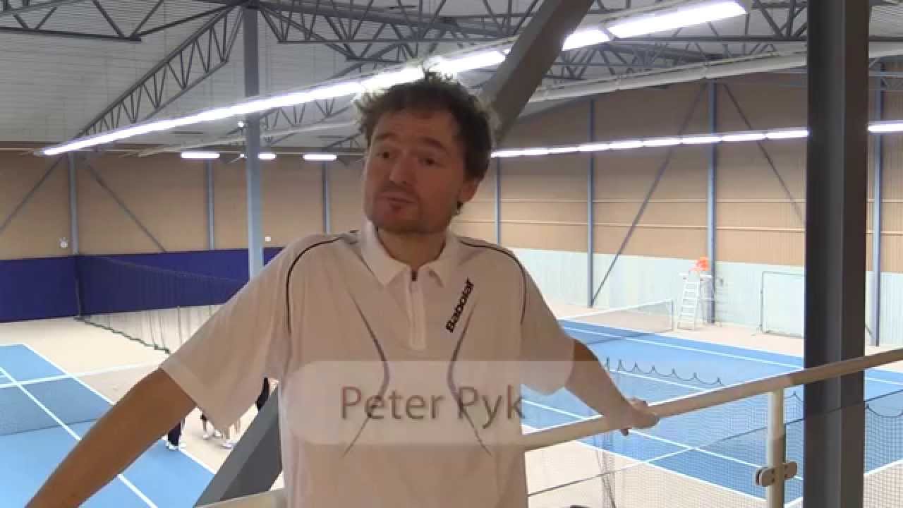 Peter Pyk berättar hur det är spela tennis i Tennispoolen