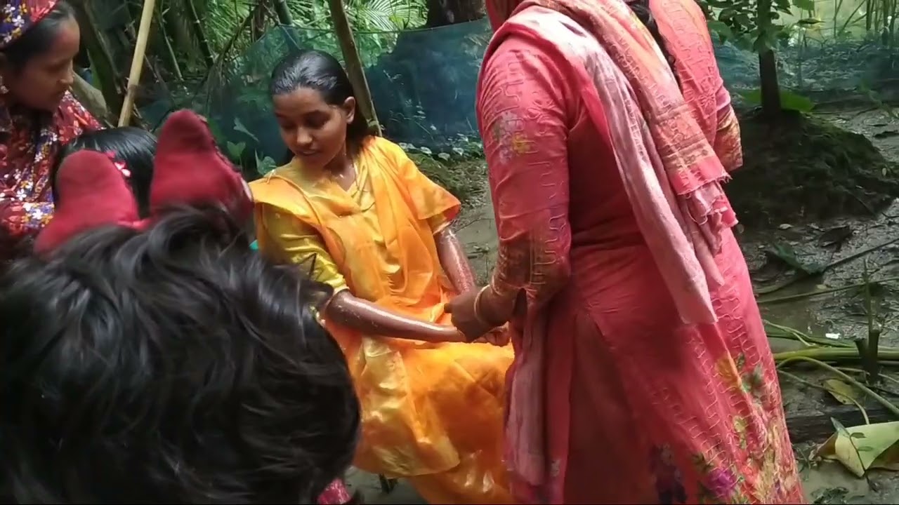 গ্রামের বিয়ে বাড়িতে নানারকম উৎসবে মেতে উঠেছে। #ভাইরাল #বিয়ে #বিয়ের_নাচ #বিয়ে_বাড়ির_অনুষ্ঠানে
