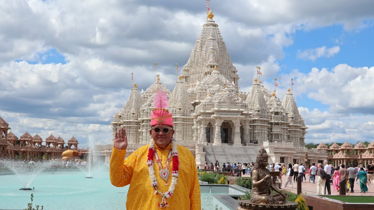 Akshardham  is The Largest Hindu Temple in USA  , Robbinsville NJ . BAPS Swaminarayan Mandir .