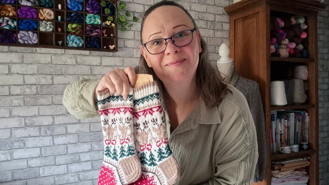 The Woolly Knitter brei en haakvlog 70: ont-moetdag 11, kerstsokken en keuzestress