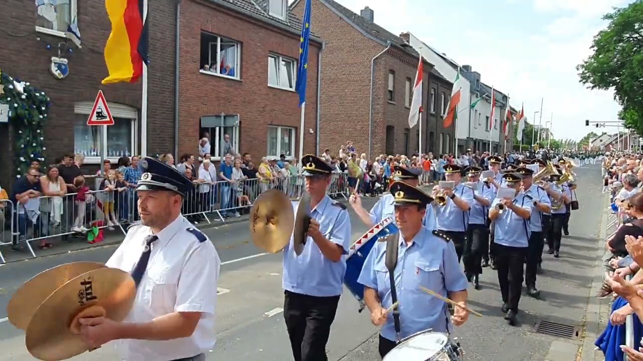 Festparade am Sonntag Nachmittag, Schützenfest Neuss Holzheim 2023