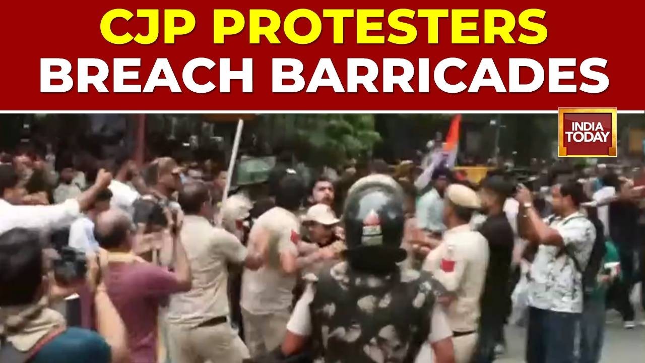 Delhi Police Fire Teargas At CJP Protesters In Delhi As The Protest Turn Violent | Delhi Protest