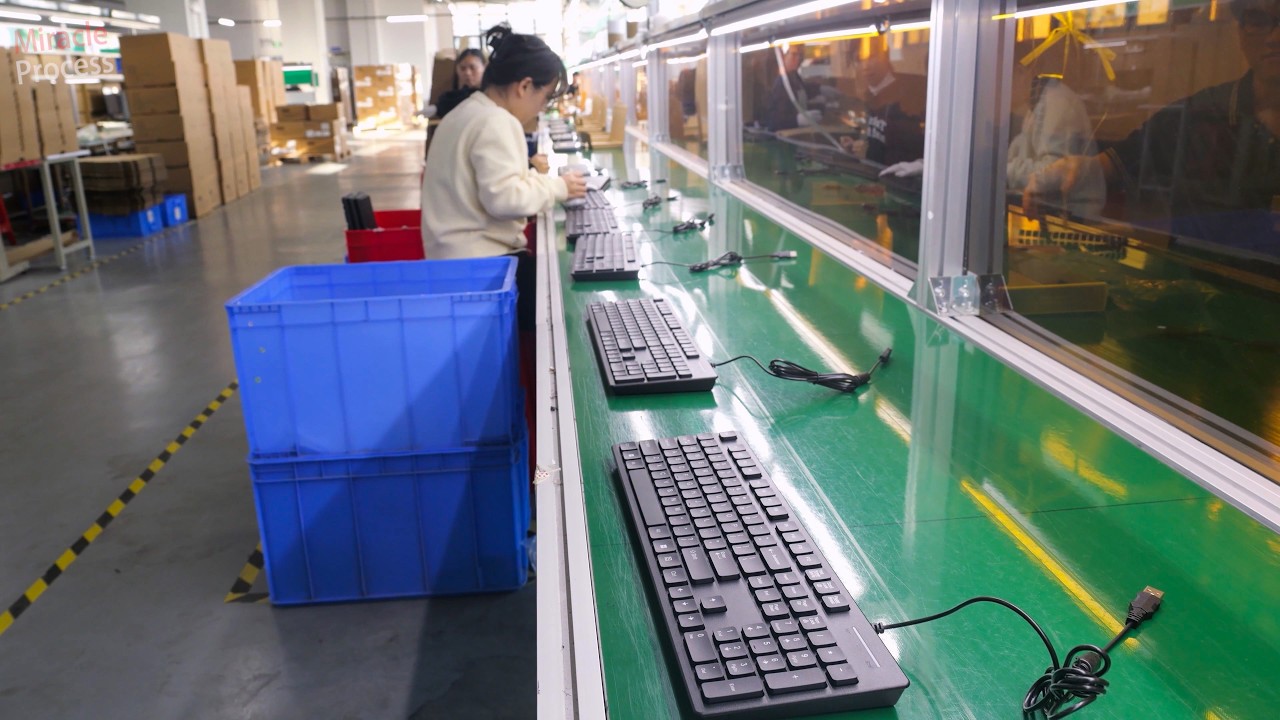 Китайская фабрика, специализирующаяся на массовом производстве клавиатур и мышей.
