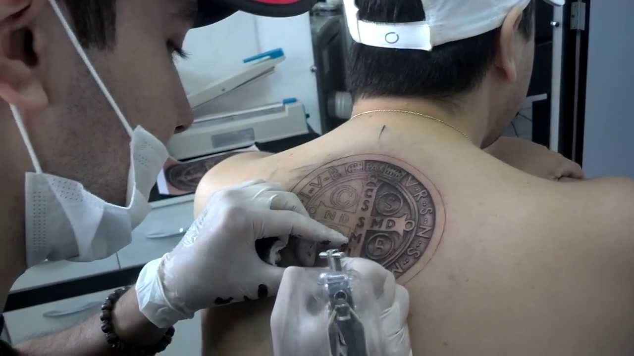 Tatuagem-Medalha de São Bento