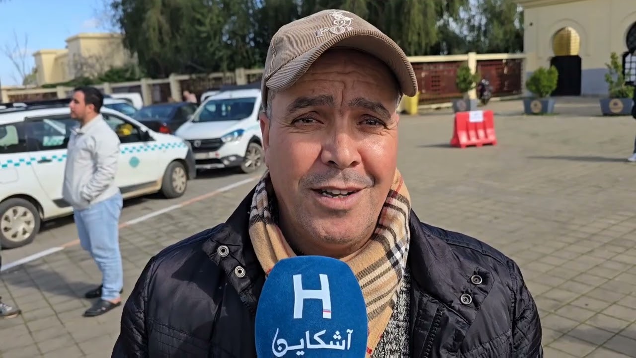 روح التضامن.. سائقو سيارات الأجرة  بالقصر الكبير ينقلون العادين حتى لباب الدار بالمجان