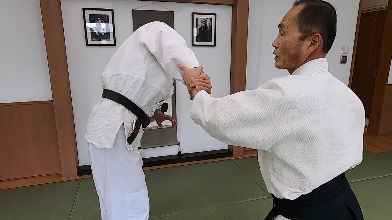 合気道の技　片手持ち四ヶ条抑え（二）Aikido techiques: Katate mochi yonkajo osae (2)
