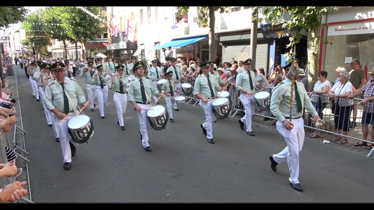 Schützenfest 2024 Grevenbroich Aufmarsch zur Jubiläums-Königsparade auf der Breite Straße