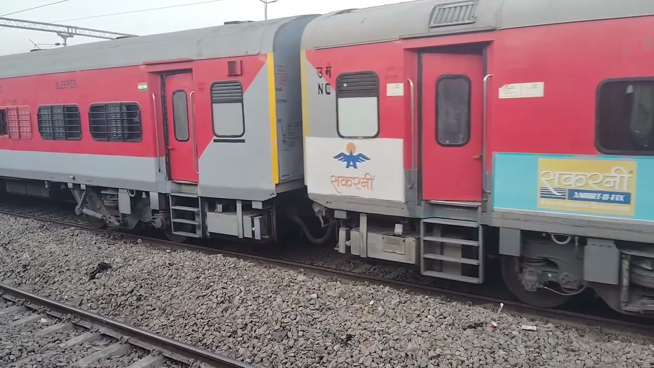 Prayagraj laalgarh express, Mathura junction ke platform no 6 par arrive hote hue