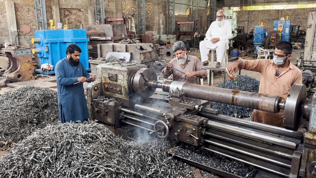 This Pakistani Workshop Looks Frozen in 70s&ndash; Yet They Still Build Massive Industrial Shafts