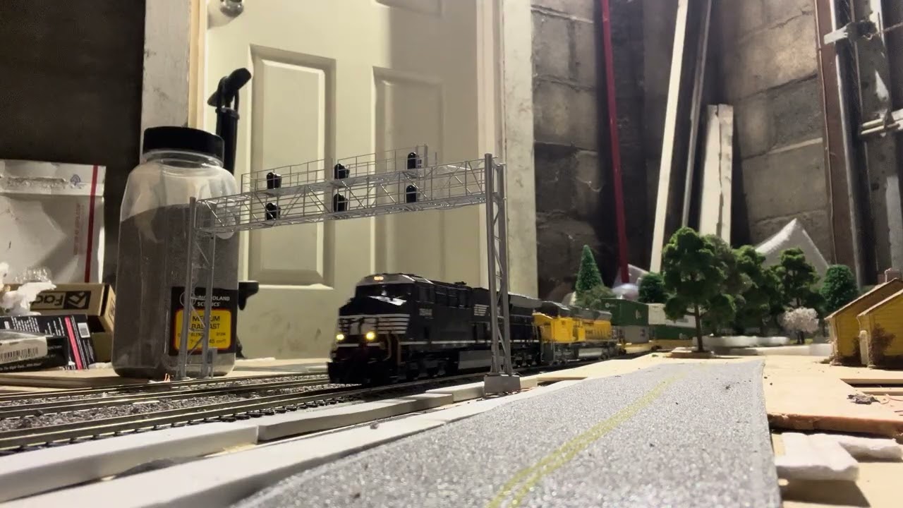 HO NS intermodal EB from 2014 with patched SD9043MAC (NS 22M)