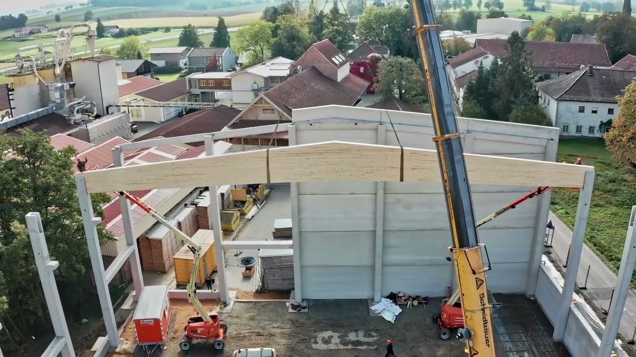 Bau neue Fertigungshalle: Schwertransport Dach-Holzbinder
