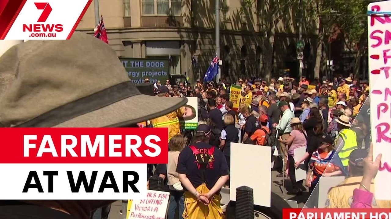 Фермеры блокировали здание парламента из-за изъятия земель | 7NEWS