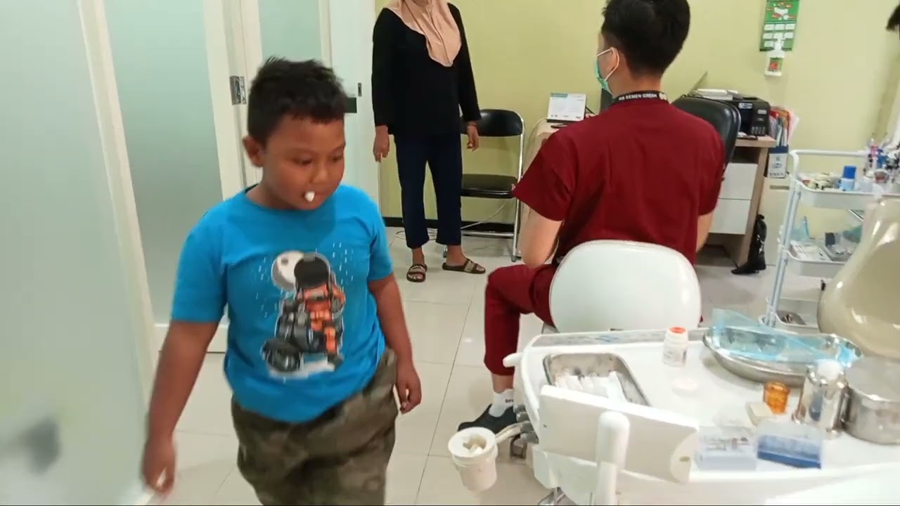 KAKAK GIGINYA SUDAH GOYANG, WAKTUNYA CABUT GIGI & ADIK PERIKSA GIGI, HEBAT BERANI KE DOKTER GIGI.