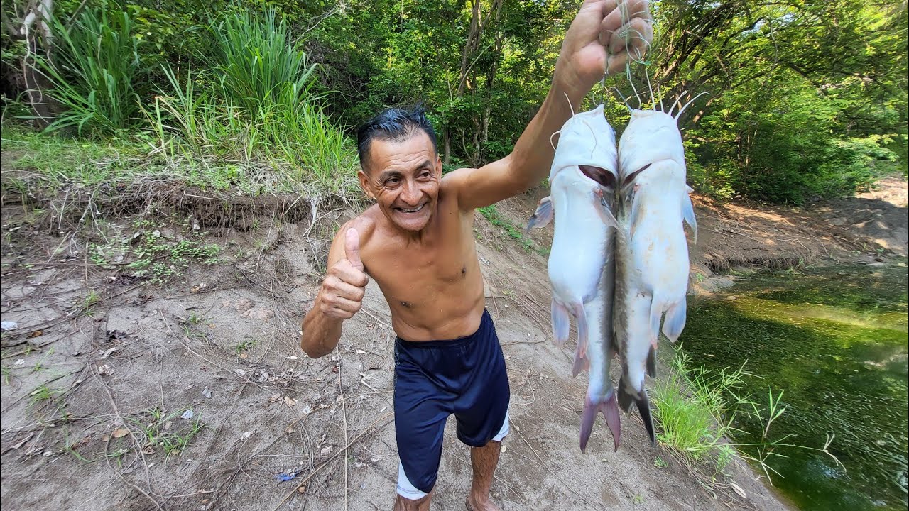 pesca de bagres con anzuelo en el r&iacute;o torola
