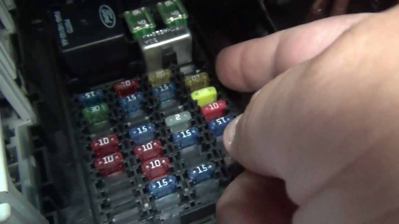 2000-2005 Mercury Sable/2000-2007 Ford Taurus Starter Relay and Fuses Location