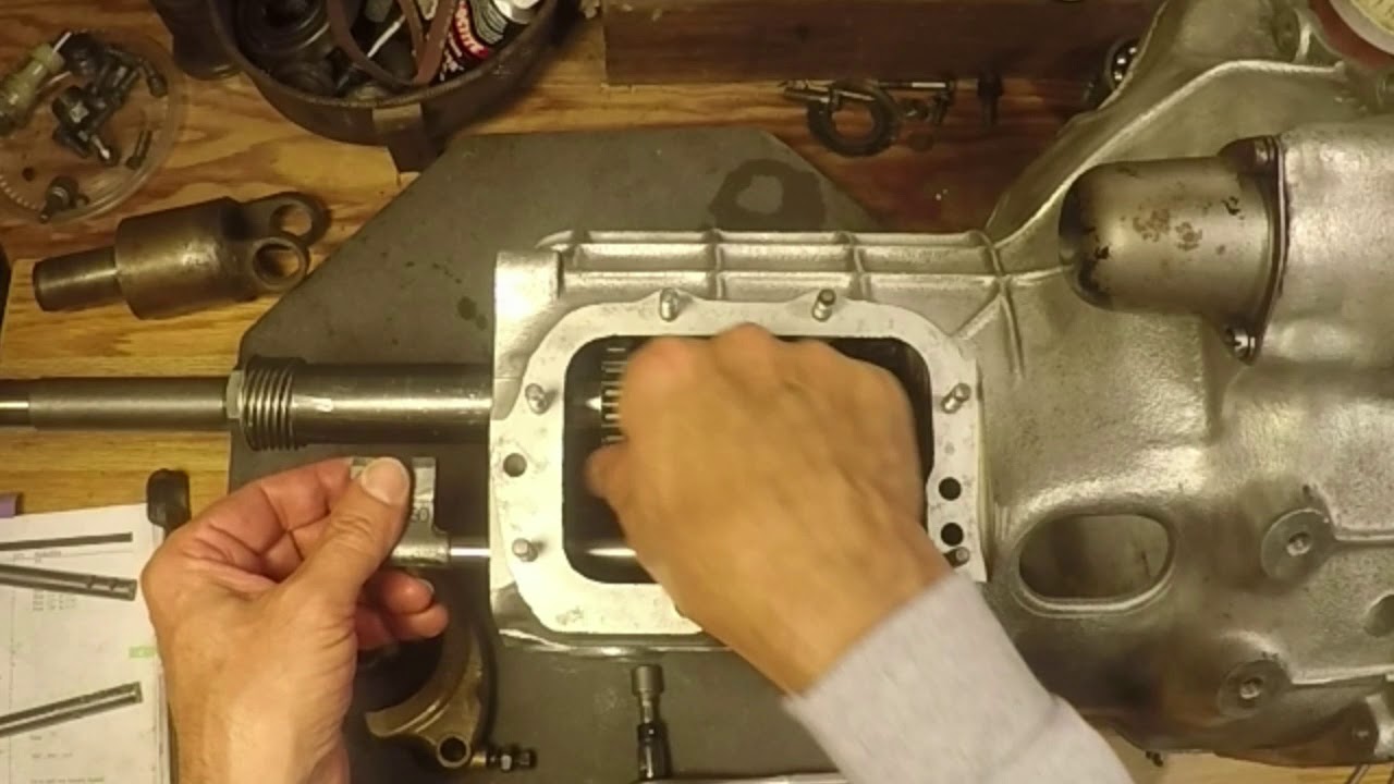 Джемал показывает трюки с трансмиссией Sprite Midget Morris Ribcase