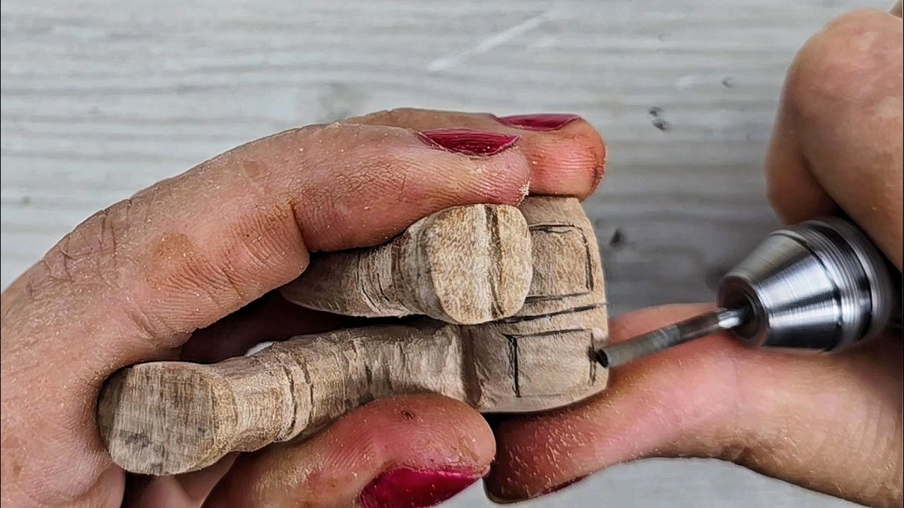 Он застрял в книге? Забавная закладка своими руками с Dremel