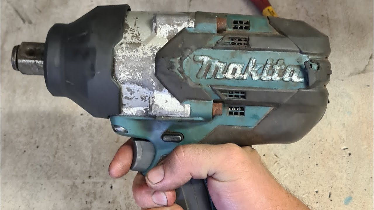 Очистка и очистка гайковерта Makita DTW1001 18V, который использовался на рыболовной лодке.
