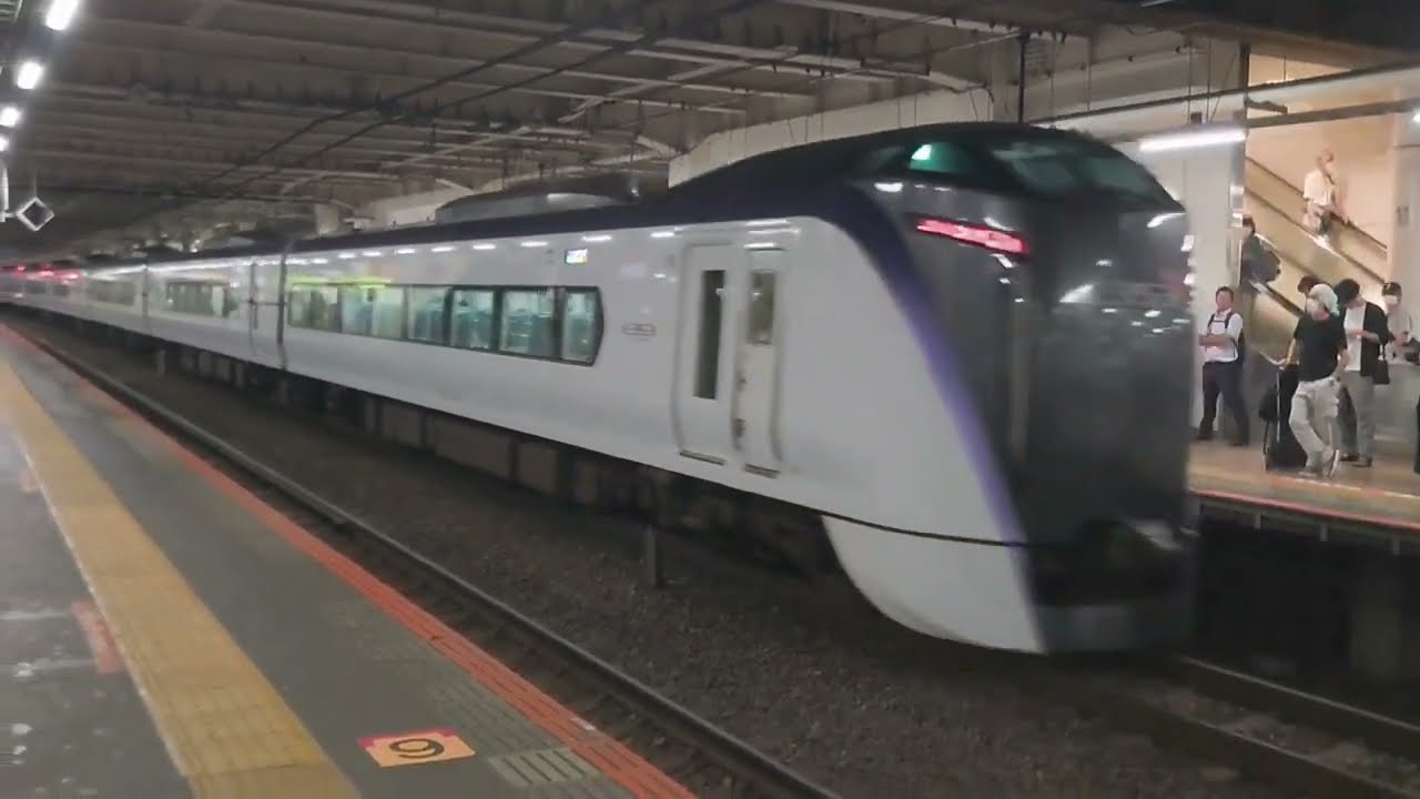 ＪＲ立川駅に入線、発車して行く特急あずさ新宿行き【E353系】