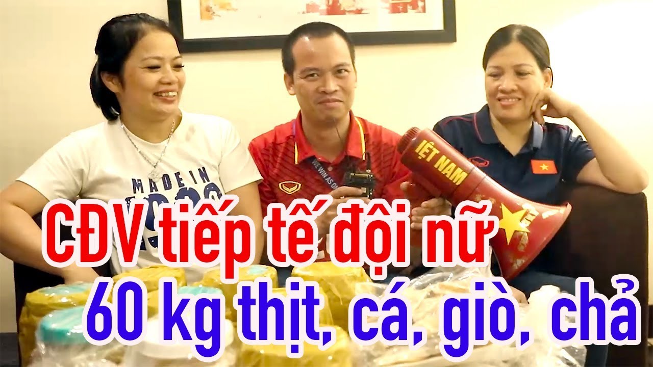 Đội tuyển nữ Việt Nam nhận tiếp tế 60 kg thực phẩm từ CĐV Việt Nam