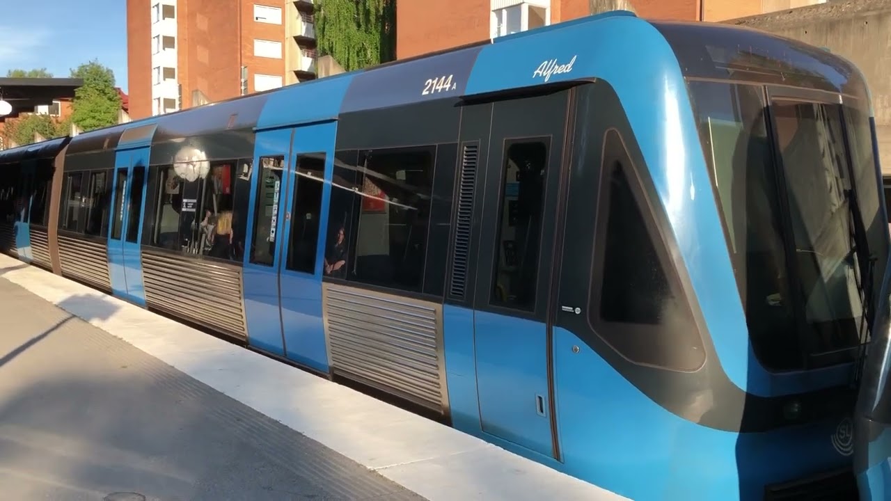 C20 Tunnelbana 2144 tas ur trafik vid 🔴 Axelsberg.