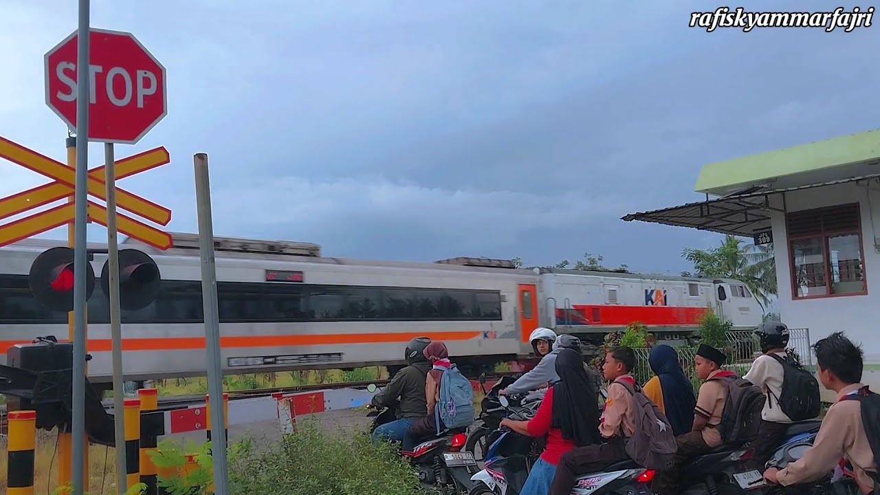 Palang Pintu Kereta Api | Railroad Crossing In Indonesia | 1 Maret2026 | Ka LOGAWA