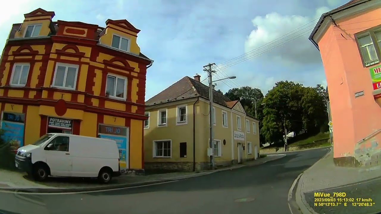 CZ: Plesná (Fleißen). Karlovarský kraj. Rundfahrt durch die Stadtmitte. September 2023