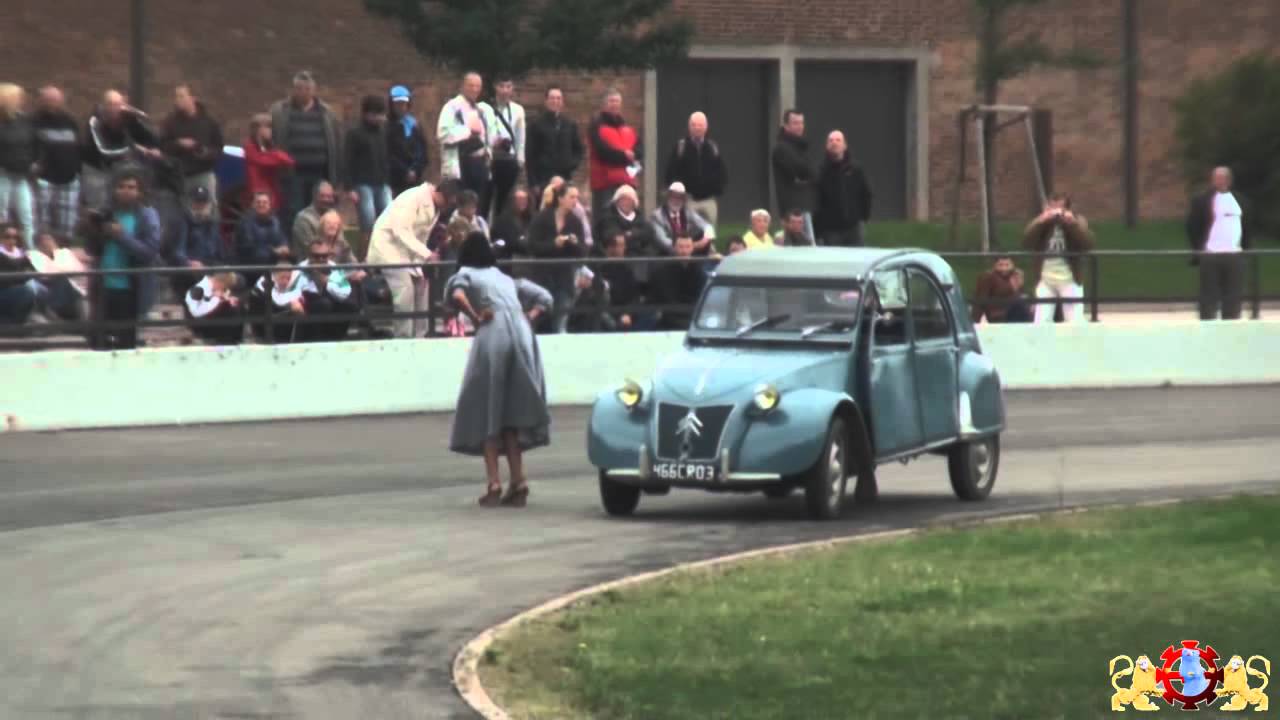 Spectacle en Piste Cité de l'Automobile 18 voitures emblématiques racontent leur histoire
