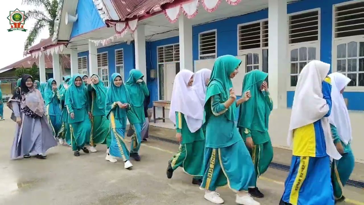 Jalan Santai Santri PontrenMu Saning Bakar Keliling Nagari Sebelum Libur Bulan Ramadhan