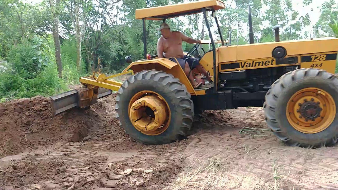 VALMET 128 na l&acirc;mina tentando arrancar um toco