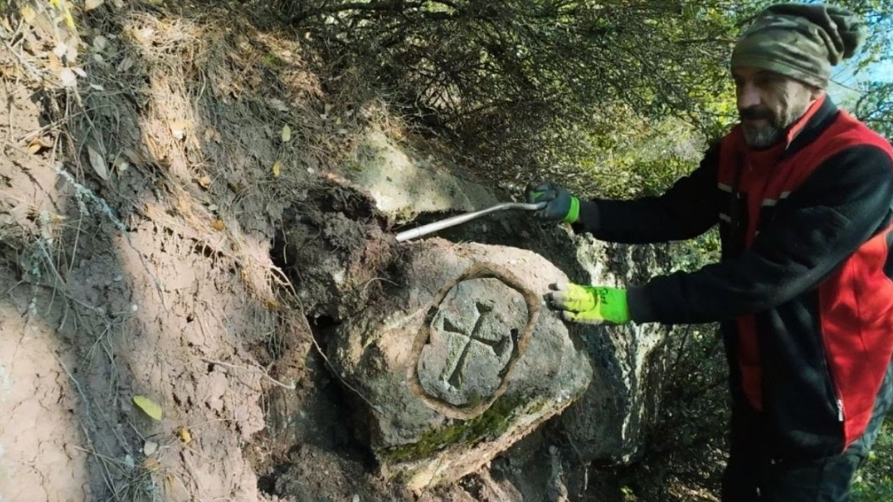 То, что выходит из большого каменного хранилища сокровищ, ужасно!!!