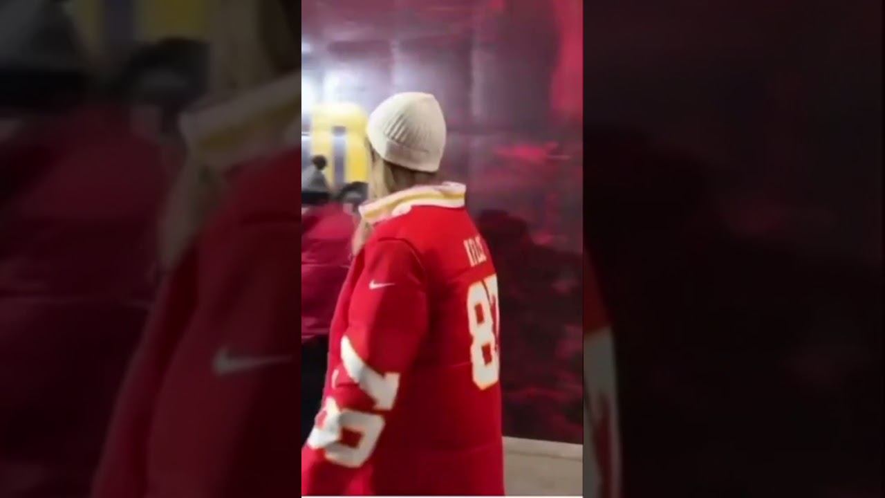 Taylor Swift Wearing a Travis Kelce Coat! 👑🧥