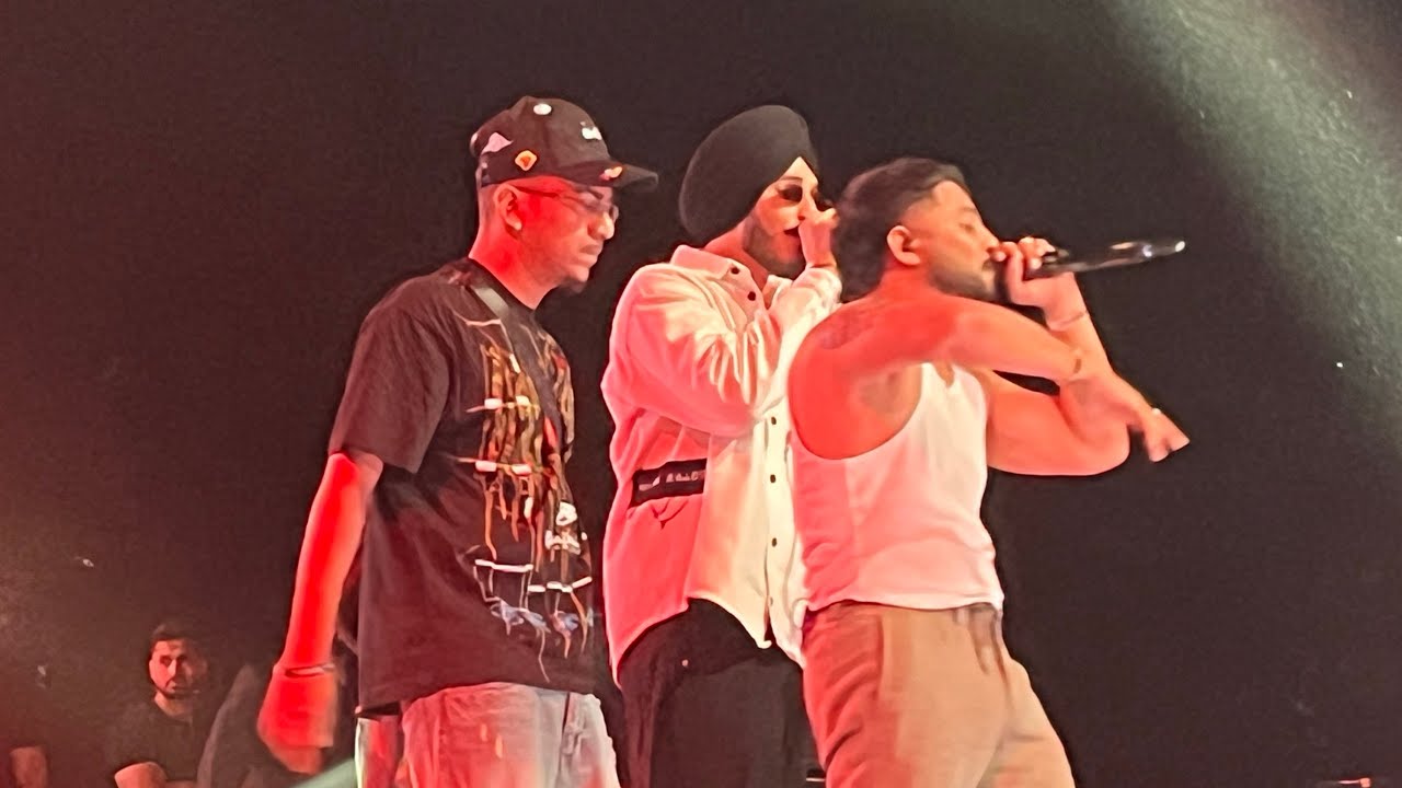 WHEN @vijaydk4three  SHARED THE STAGE WITH @raftaarmusic PAAJI | @akshaydk2030 