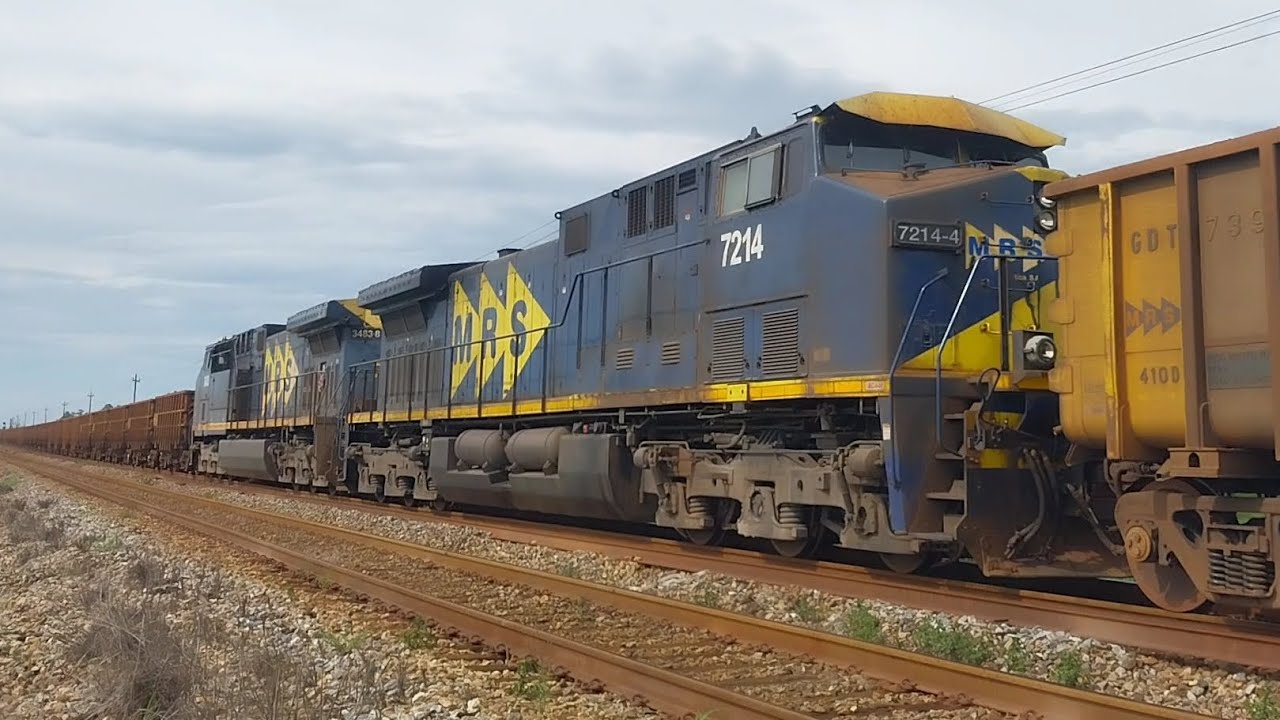 MRS - Trem vazio com 272 vagões e 4 locomotivas passando em Seropédica, RJ.