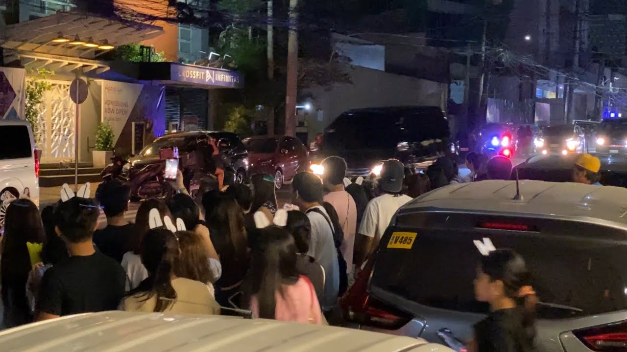 COMBOY NG PBB CELEBRITY HOUSEMATE 8 SA CROSSROAD EVENT DINUMOG AT SINALUBONG NG MGA FANS