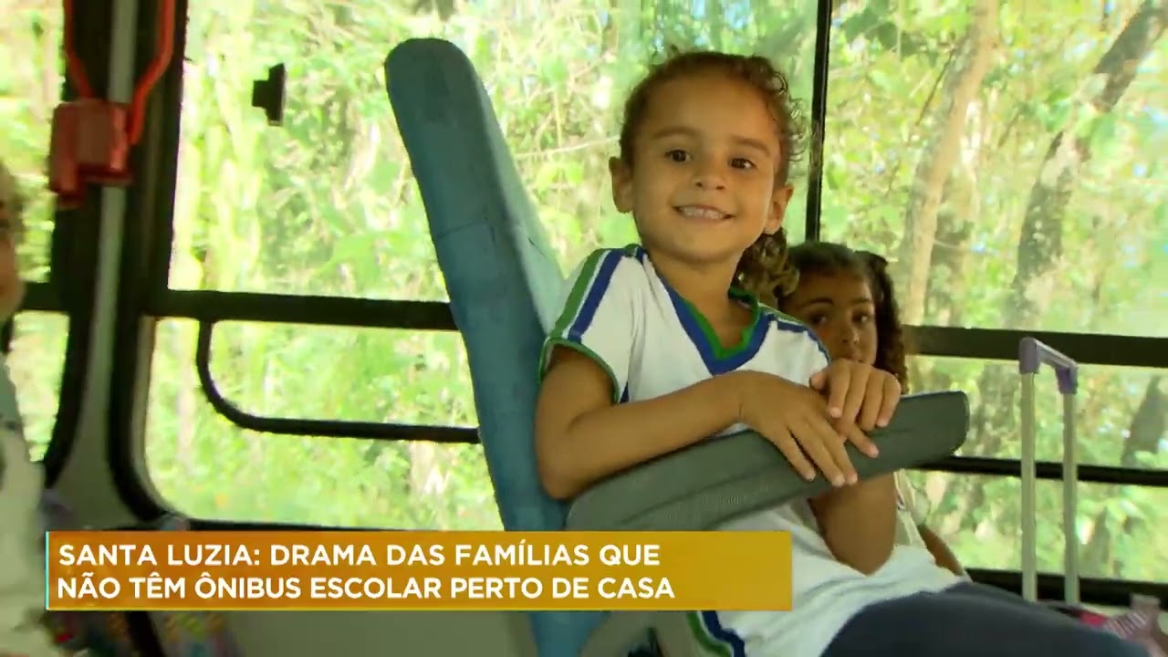 Crianças caminham 2,5 km para pegar escolar em Santa Luzia (MG)