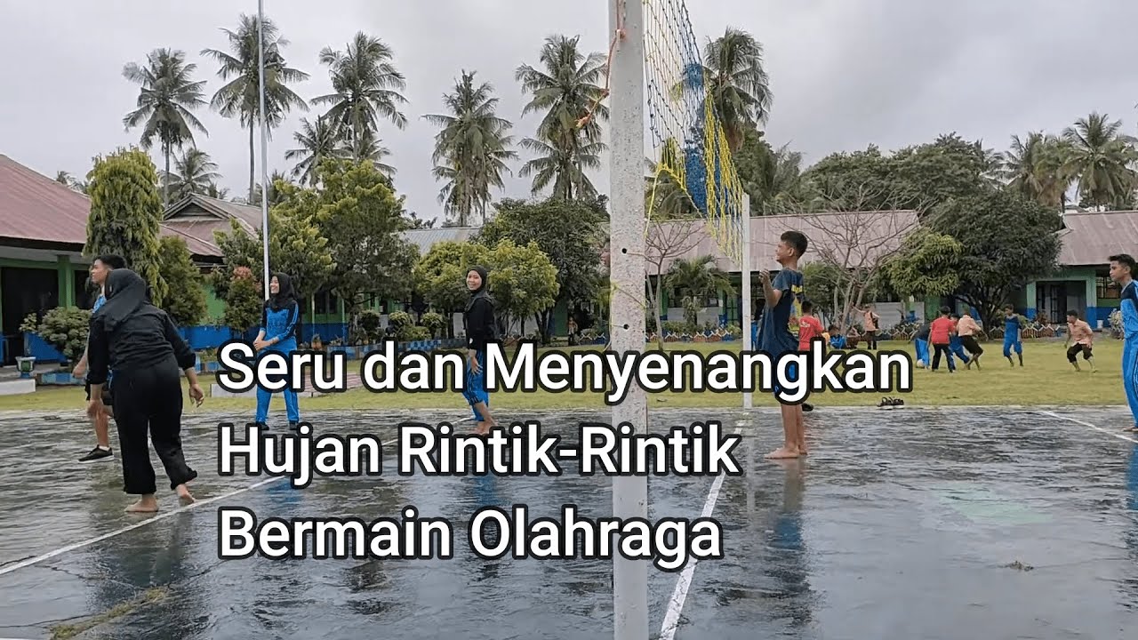 Seru dan Menyenangkan, Para Siswa Bermain Olahraga Saat Hujan Rintik Rintik di SMP Negeri 1 Noling
