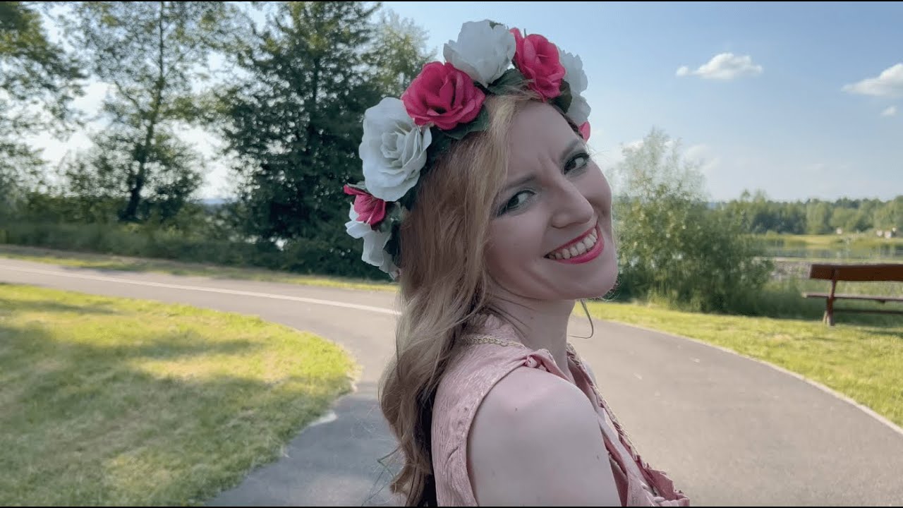 Jak zrobić wianek na głowę z białymi i różowymi sztucznymi różami – Tutorial krok po kroku 🌹