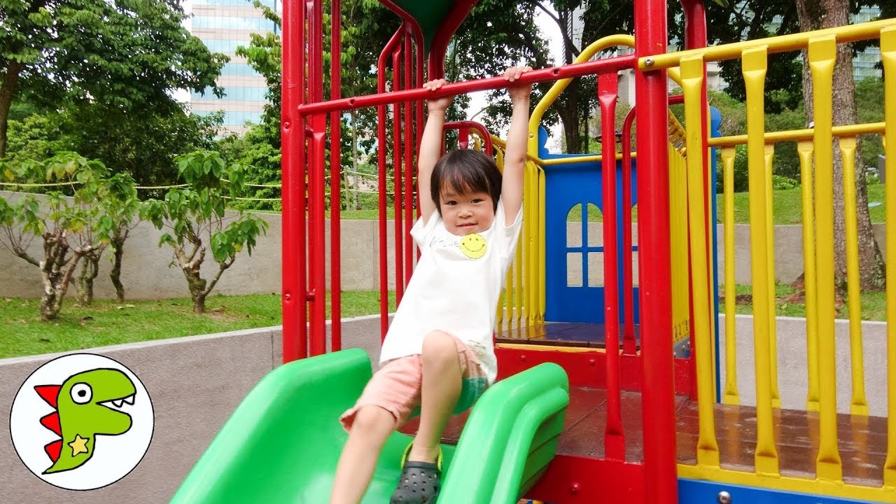おでかけ シンガポール 大きな公園の遊具で遊ぼう！たくさんの滑り台で滑るよ！ トイキッズ