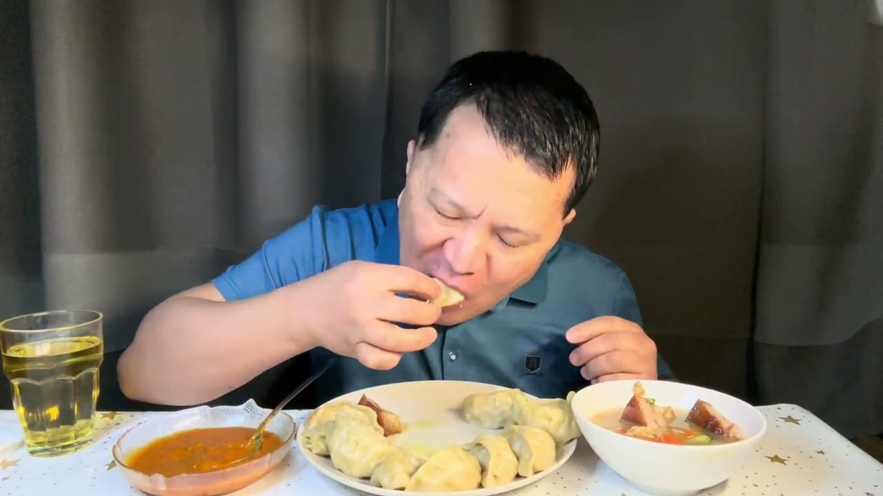 Wow Pork Momo को साथमा मिठोdry pork sup सब्जी mix आनि tomato तिल को अचार खॅदा सारै स्वादिष्ट भयो🙏
