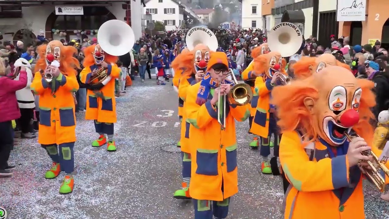 Die Guggemusik Notehobler aus Weil am Rhein am Umzug in Binzen 2025