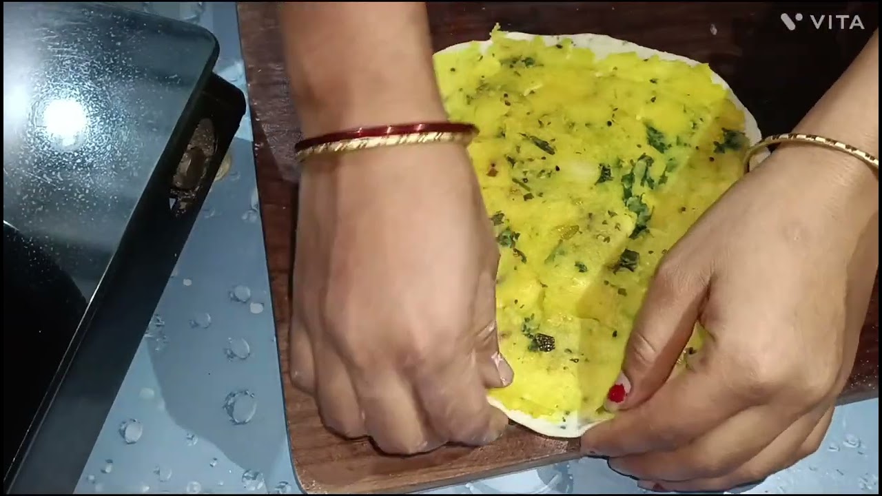 मैदा और आलू से बनी हुई यह नाश्ता बहुत स्वादिष्ट क्रिस्पी लगती है 👌😛😛