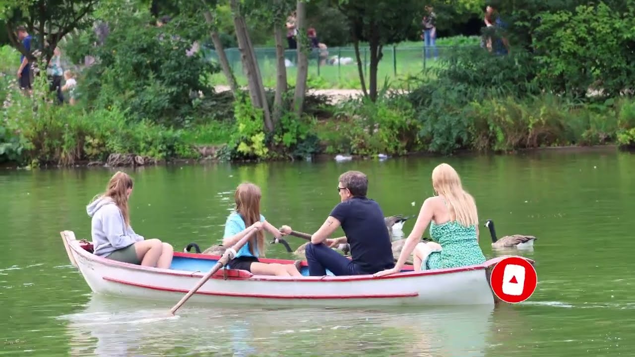 Lac Daumesnil(Paris).This lake is located within the Bois de Vincennes park. #francetourism #boat