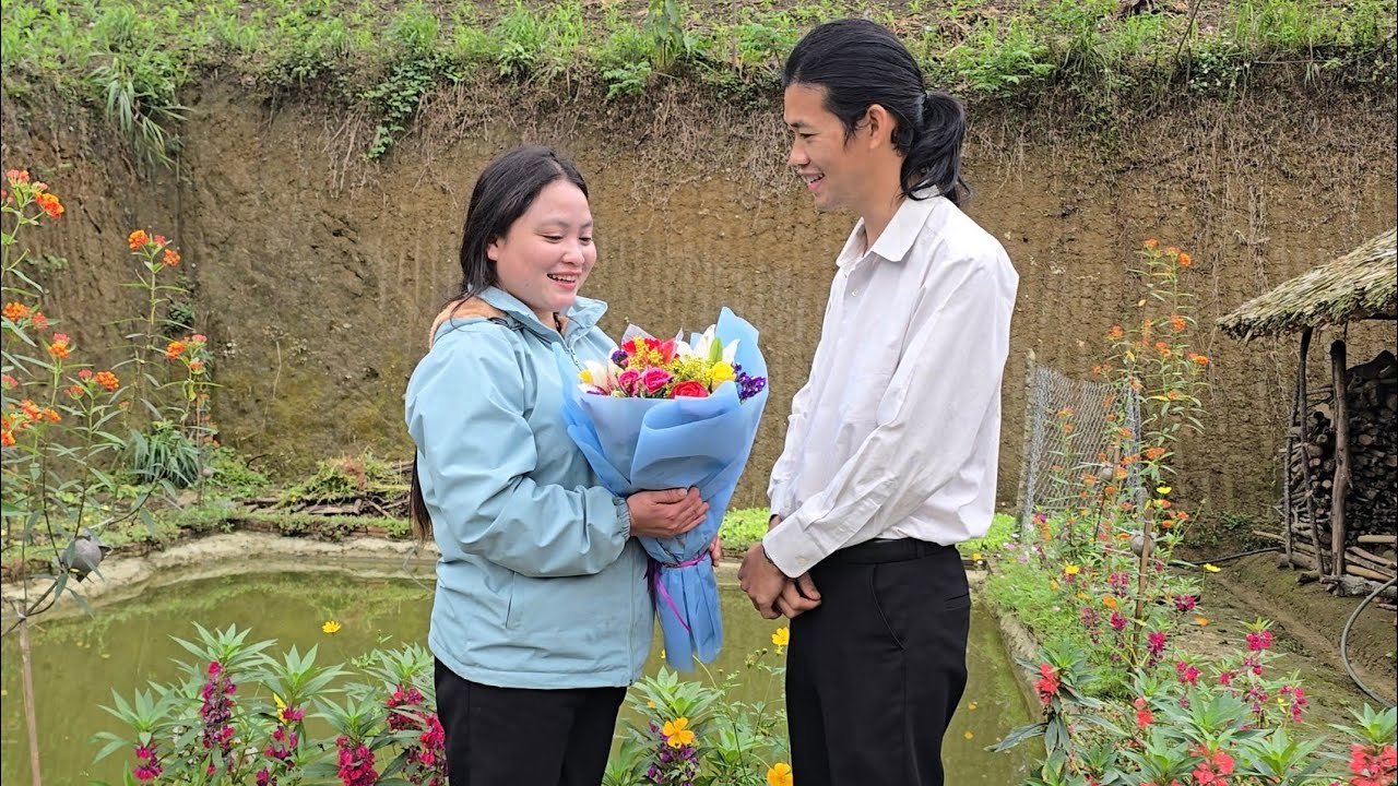 Luke gave Tu Tuc flowers on March 8th, after she opened her eyes, which surprised and delighted her.