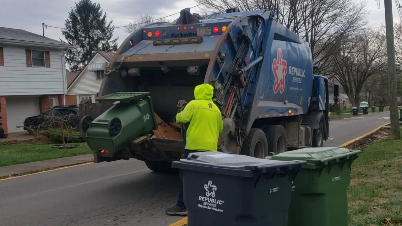 Republic Services 2050 Mack LEU Mcneilus Rear Loader on Recycle 