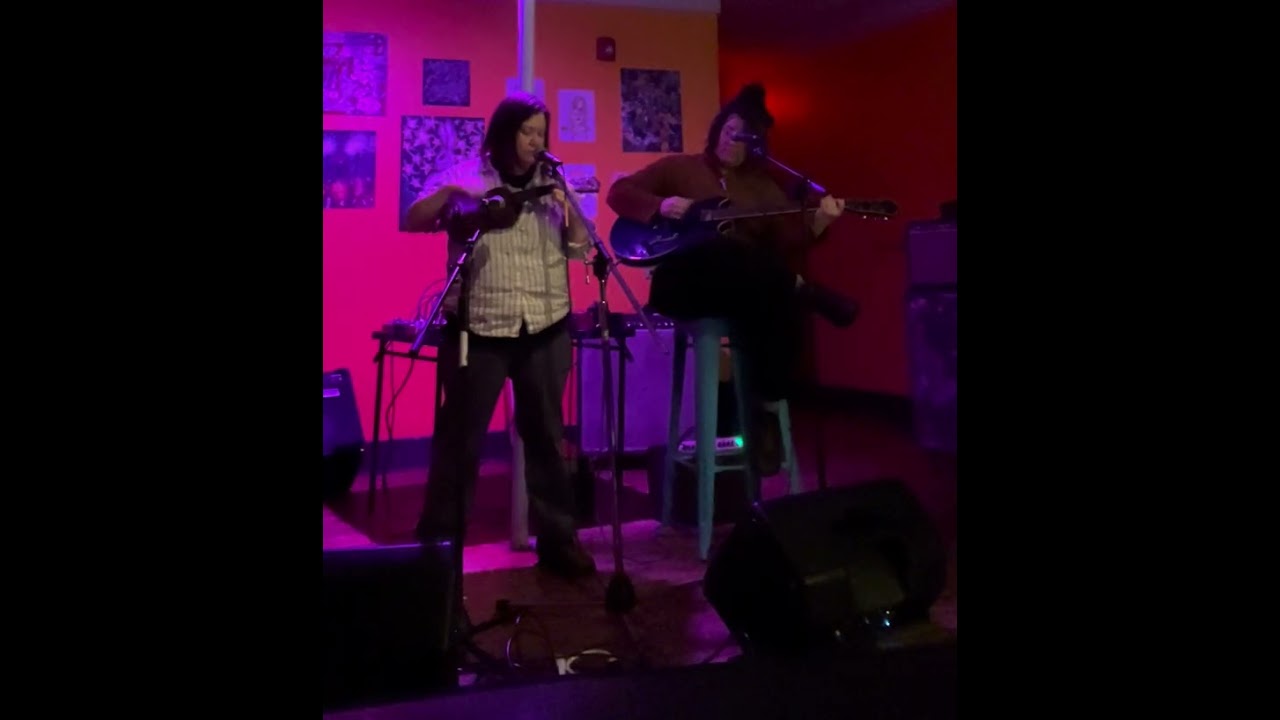 Lauri Mc is invited on stage to join Kate Lee’s set at the Rendezvous in Turtles Falls 021526