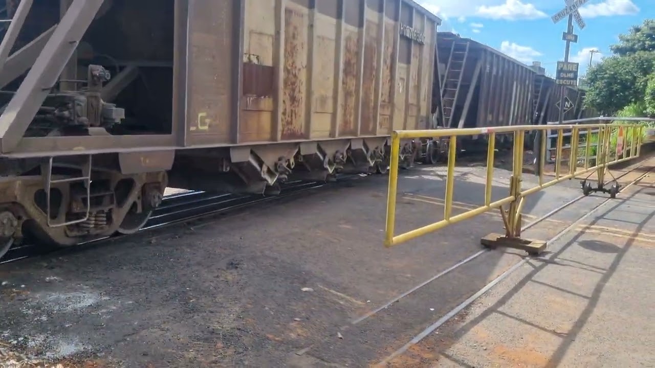 TREM EMD GT46AC E EMD GT46AC E EMD SD40BB E EMD SD40BB DA VLI E CAMERA 24 HORAS AO VIVO UBERABA