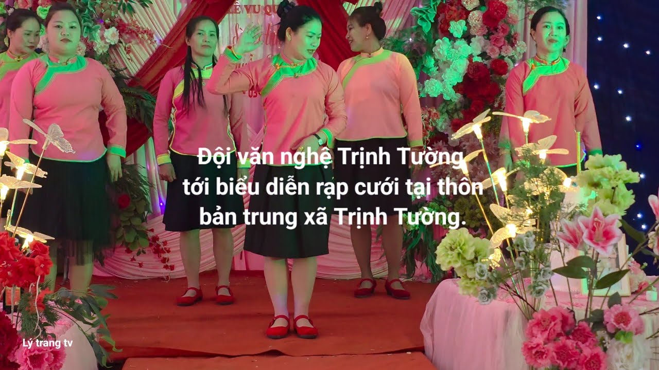 Đội văn nghệ Trịnh Tường tới biểu diễn rạp cưới tại thôn bản trung. thôn bản mạc cũ xã Trịnh  Tường.
