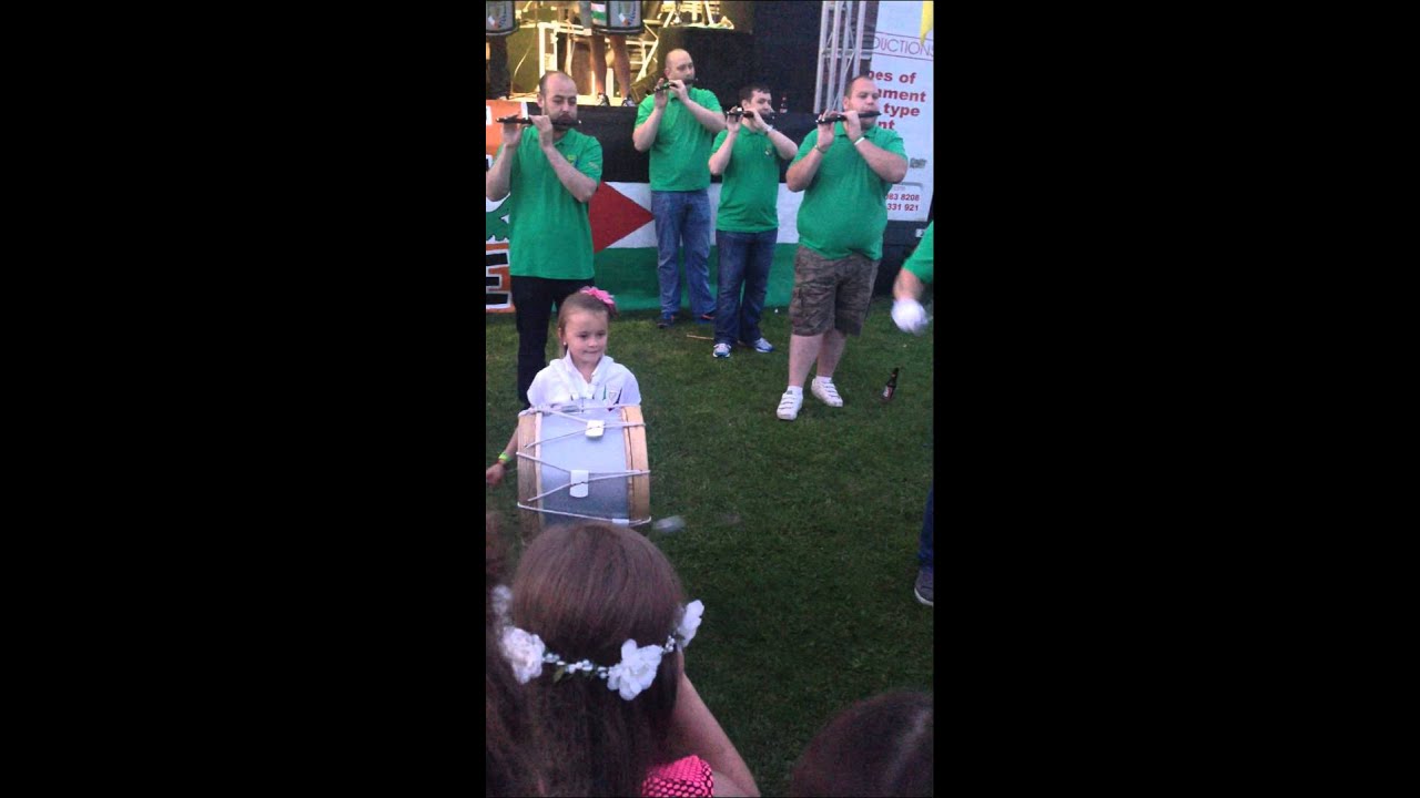 Wee Aoife showin' her Daddy how it's done !! Eire Nua - Boolavogue @  Bawnmore Fleadh