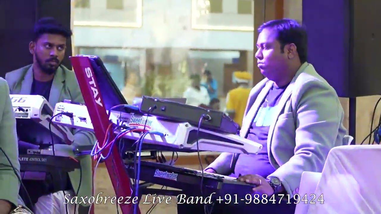 SAXOBREEZE Live band..